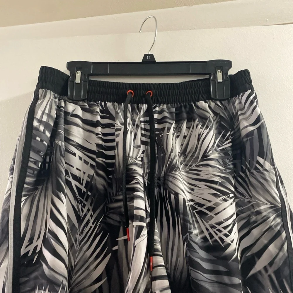 Tropical Black and White Men's‎ Swim Trunks